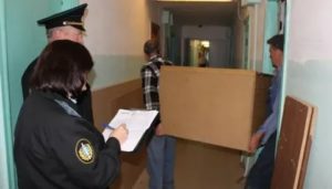 Судебные приставы не имеют право отнимать единственное жилье