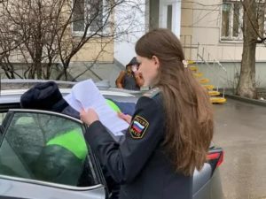 При какой сумме долга пристава могут наложить арест на машину