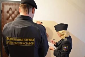 По закону могут приставы выбить дверь в квартире должника