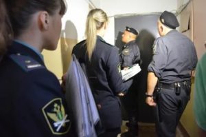 Может ли судебный пристав арестовать имущество как совместно нажитое или только по решению суда