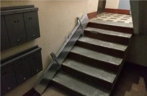 Пандус откидной для инвалидов на лестничной клетке