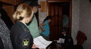 Приставы незаконно вынесли имущество