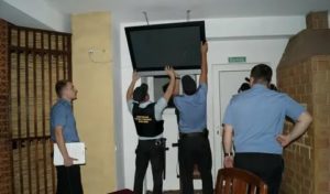 Могут ли судебные приставы отобрать квартиру с обременением