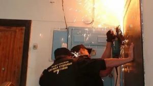 По закону могут приставы выбить дверь в квартире должника