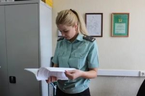 Имеет ли право судебный пристав наложить арест на земельный участок должника
