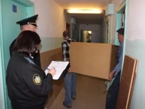 Приставы незаконно вынесли имущество