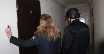 По закону могут приставы выбить дверь в квартире должника
