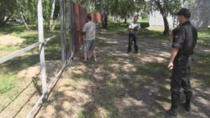 Имеет ли право судебный пристав наложить арест на земельный участок должника