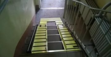 Пандус откидной для инвалидов на лестничной клетке